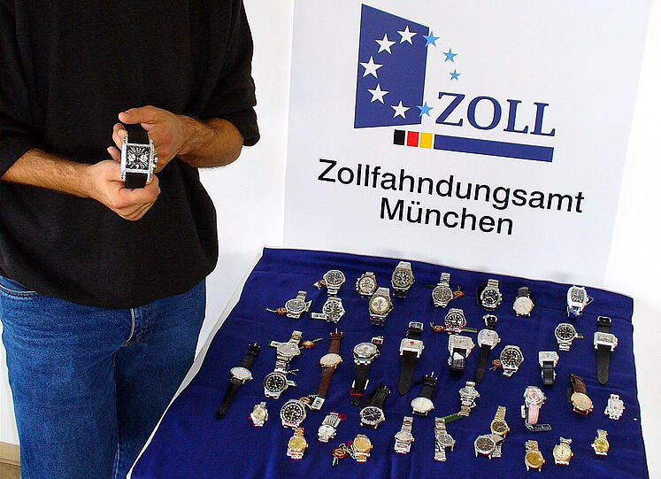 Im Sommer 2007 ließen sie einen thailändischen Flugbegleiter auffliegen, der wertvolle Uhren im Wert von 32 000 Euro nach Bayern geschmuggelt hatte. Sie waren für einen Uhrenhändler im Münchner Umland bestimmt.