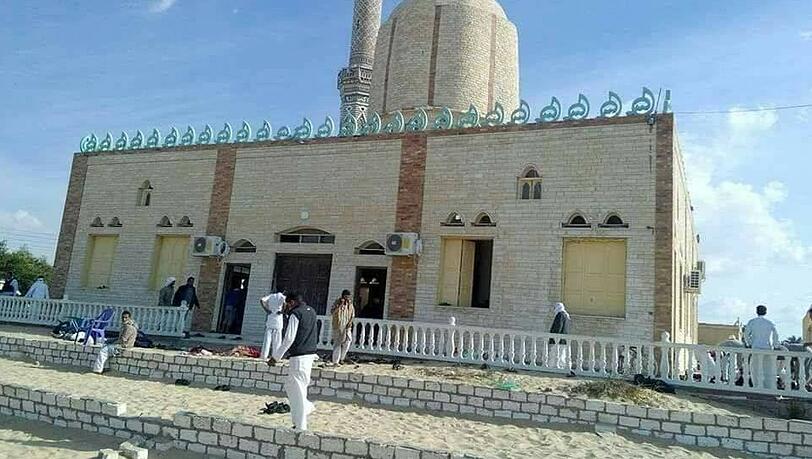 Die Al-Rawdah-Moschee wurde am Freitag Ziel eines verheerenden Anschlags. Die Al-Rawdah-Moschee wurde am Freitag Ziel eines verheerenden Anschlags.