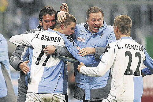 Tanzen die Löwen auch am Sonntag wieder? Hier freuen sich Sportdirektor Stefan Reuter und Trainer Marco Kurz (links) mit den Bender-Zwillingen Sven und Lars.Foto: firo/Augenklick