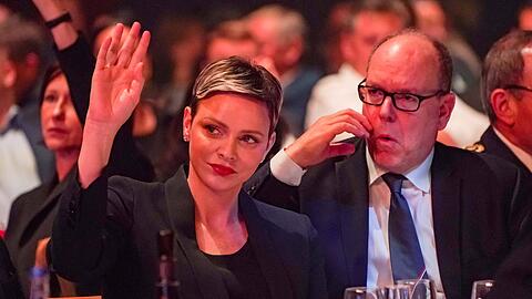 Mit diesem Auftritt dürften Fürstin Charlène und Fürst Albert die Gerüchte um eine Ehe-Krise wohl kaum zum Verstummen bringen.