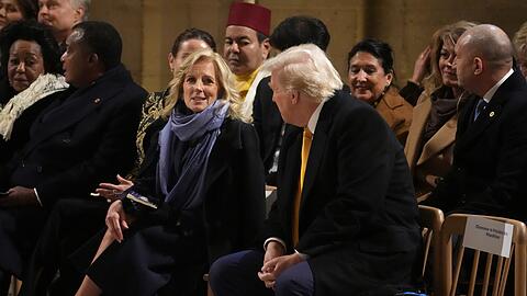 Die First Lady plauderte zwischendurch mit dem Vorgänger und Nachfolger ihres Ehemannes.