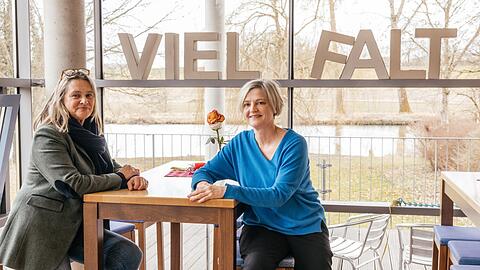 Bürgermeisterin Martina Lietsch (l.) und die Chefin des Einrichtungsverbunds Steinhöring, Gertrud Hanslmeier.