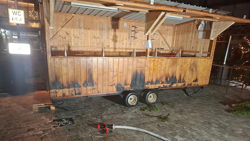 Insgesamt acht Buden sind durch das Feuer beschädigt worden.