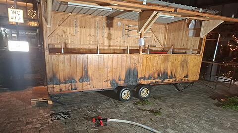 Insgesamt acht Buden sind durch das Feuer beschädigt worden.