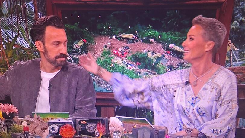 Sonja Zietlow blickt Jan Köppen irritiert während der TV-Panne an: "Entschuldigung, hast du das jetzt gesagt?" Sonja Zietlow blickt Jan Köppen irritiert während der TV-Panne an: "Entschuldigung, hast du das jetzt gesagt?"