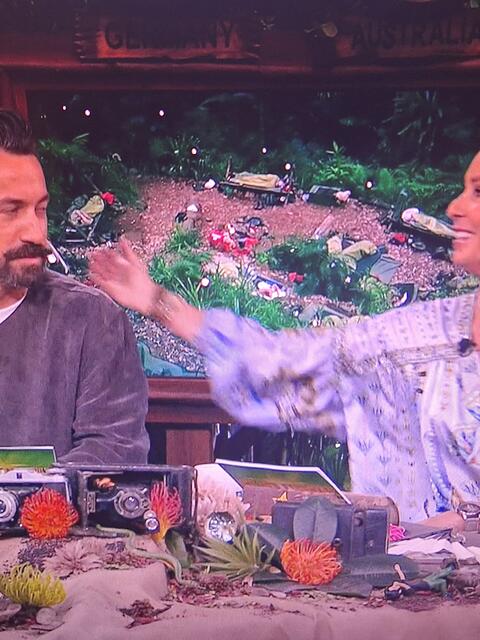 Sonja Zietlow blickt Jan K&ouml;ppen irritiert w&auml;hrend der TV-Panne an: "Entschuldigung, hast du das jetzt gesagt?"