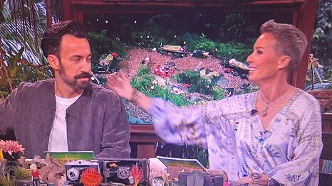 Sonja Zietlow blickt Jan K&ouml;ppen irritiert w&auml;hrend der TV-Panne an: "Entschuldigung, hast du das jetzt gesagt?"