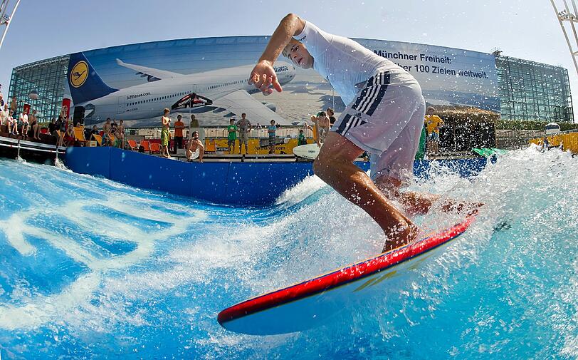 Auch Surfer Jan Felix Evert macht eine gute Figur auf der "mobilen Eisbachwelle". Das beste: Dank des Dachs kann man bei jedem Wetter aufs Board steigen! Etwas authentischer ist die Eisbach-Welle... Klicken Sie sich hier durch die schönsten und kuriosesten Surfbilder vom Eisbach!