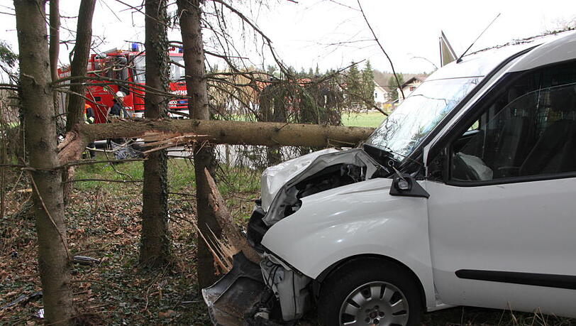 Unfall in Waldkraiburg - die Bilder vom Unfallort. Unfall in Waldkraiburg - die Bilder vom Unfallort.