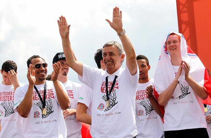 Die Basketballer des FC Bayern München feiern vor dem Audi Dome ihren Meistertitel.