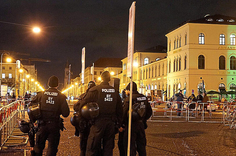 Die Lage vor der Pegida-Kundgebung: Polizisten am Odeonsplatz.
