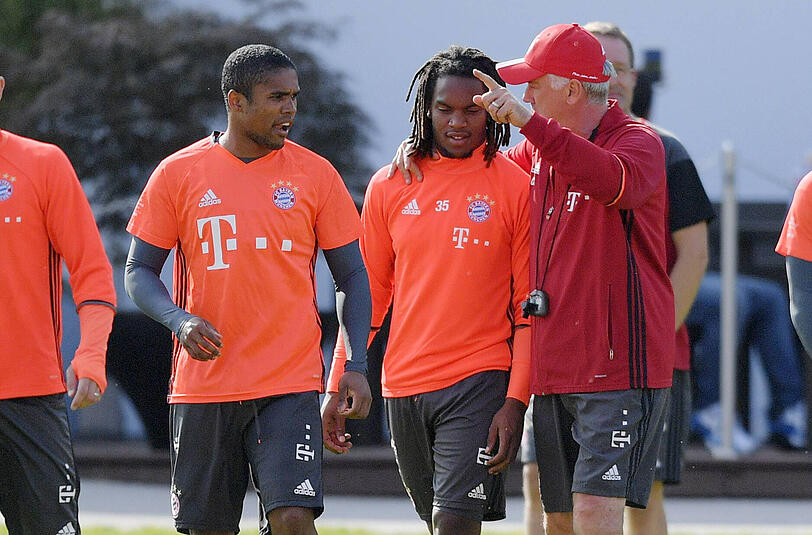 Erste Instruktionen vom neuen Trainer für Douglas Costa (l.) und Renato Sanches.