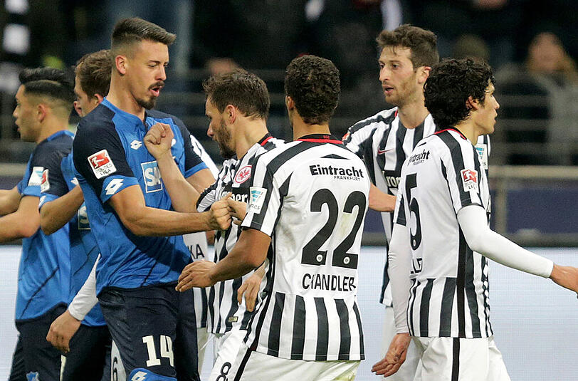 Da waren Emotionen im Spiel: der Frankfurter Szabolcs Huszti (M) steht mit geballter Faust vor Hoffenheims Sandro Wagner (l).