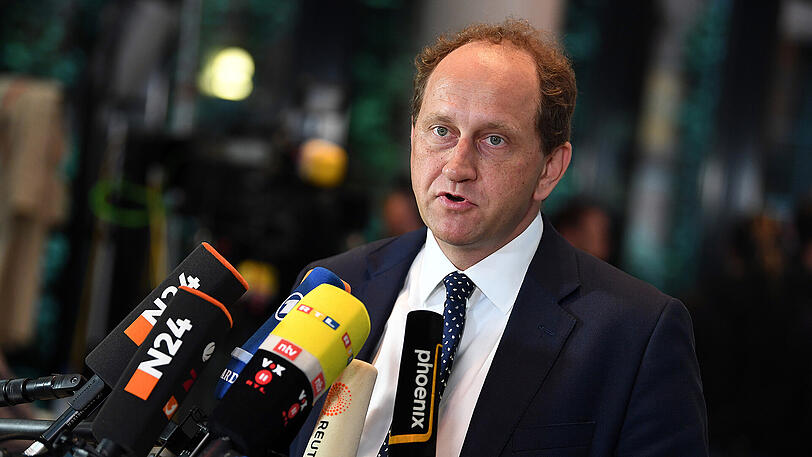 ALEXANDER GRAF LAMBSDORFF (FDP/55): Der Liberale mit dem großen Namen ist der Europa-Experte der FDP und einer der Vize-Präsidenten des EU-Parlaments. Wäre für das Außenministerium prädestiniert. Doch fraglich ist, ob die FDP das überhaupt will oder bekommt
