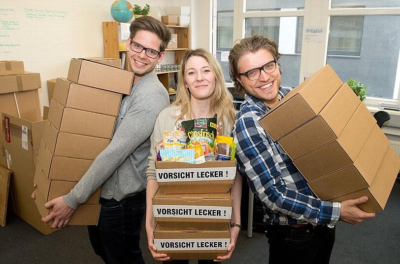 Marcel Endres, Sarah Haide und Clemens Walter posieren am 26.03.2014 in ihrem Couchbox-Büro in Stuttgart (Baden-Württemberg) mit Paketen.