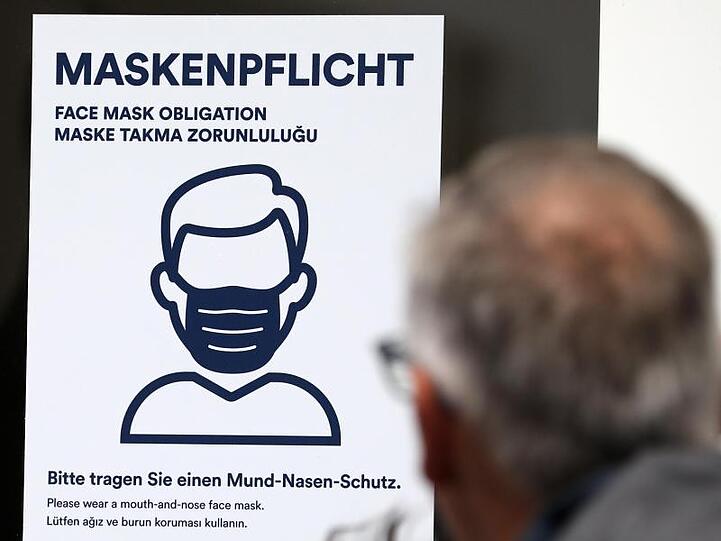 Aushang an einer Bankfiliale in der Innenstadt von Rostock.