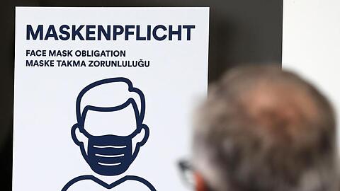 Aushang an einer Bankfiliale in der Innenstadt von Rostock.