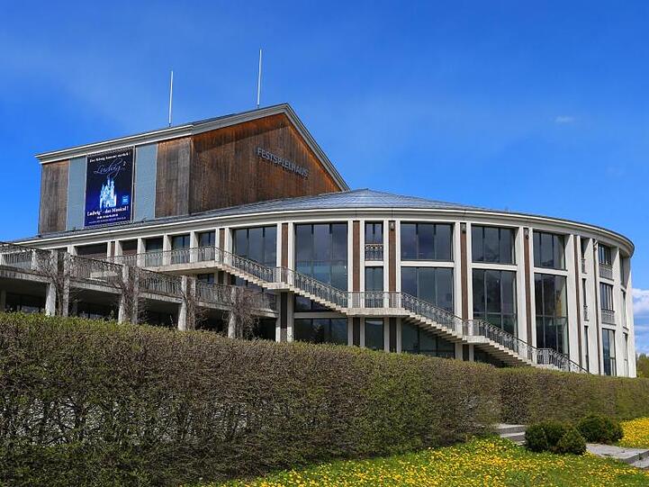 Außenansicht des Ludwigs Festspielhauses in Füssen. Foto: Karl-Josef Hildenbrand/dpa/Archivbild