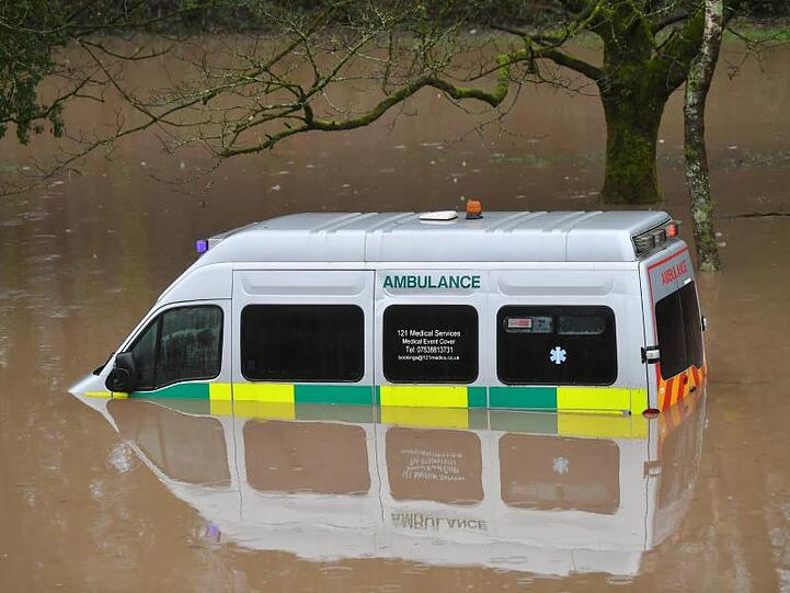 Ein halb im Wasser versunkener Krankenwagen im walisischen Nantgarw.
