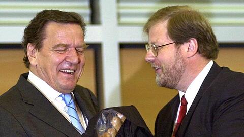 2002 bekam Gerhard Schröder (l) Currywürste von Hans-Jürgen Uhl, dem damaligen Geschäftsführer des Gesamt- und Konzernbetriebsrates von VW.