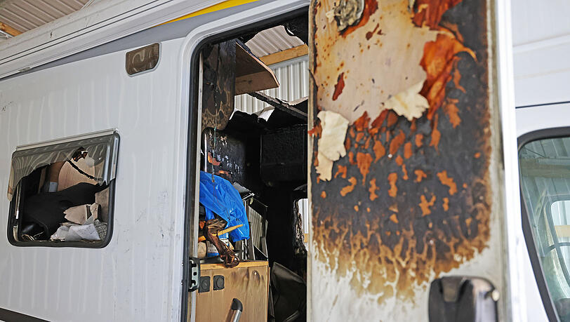 Das Wohnmobil der NSU-Terrorzelle steht mit Brandspuren in der Asservatenkammer des Bundeskriminalamtes. Nach einem missglückten Banküberfall wurden vor 10 Jahren die Rechtsterroristen Mundlos und Böhnhardt tot in einem ausgebrannten Wohnmobil in Eisenach gefunden. Das Wohnmobil der NSU-Terrorzelle steht mit Brandspuren in der Asservatenkammer des Bundeskriminalamtes. Nach einem missglückten Banküberfall wurden vor 10 Jahren die Rechtsterroristen Mundlos und Böhnhardt tot in einem ausgebrannten Wohnmobil in Eisenach gefunden.