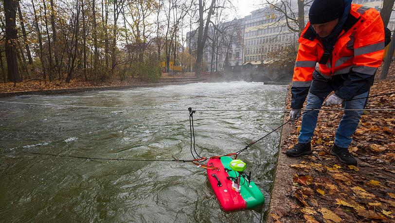 Am Eisbach in München laufen Messungen, nachdem sich die Surfwelle dort nicht mehr aufbaut. Am Eisbach in München laufen Messungen, nachdem sich die Surfwelle dort nicht mehr aufbaut.
