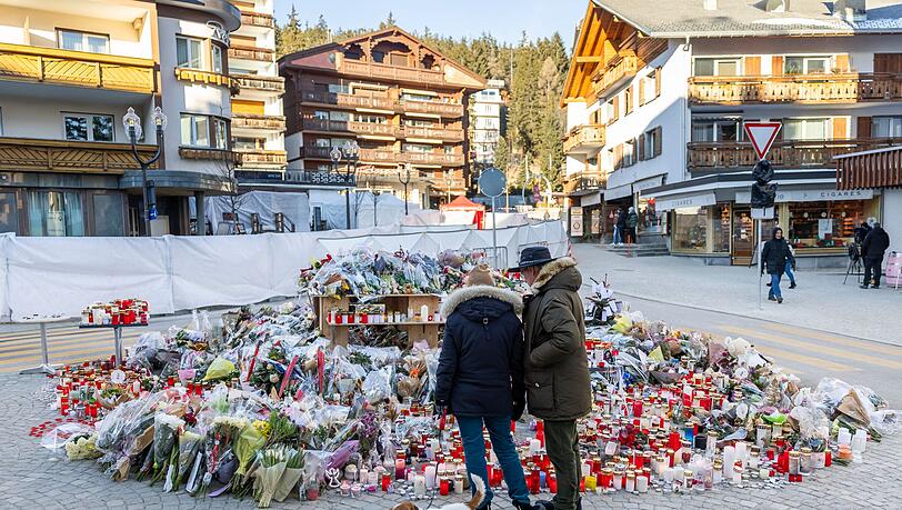 Das Gedenken an die Opfer ist in Crans-Montana allgegenw&auml;rtig (Archivbild)