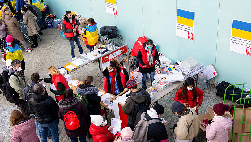 Die Caritas ist engagiert in der Fl&uuml;chtlingshilfe - so wie hier am M&uuml;nchner Hauptbahnhof beim Empfang Gefl&uuml;chteter aus der Ukraine. (Archiv)