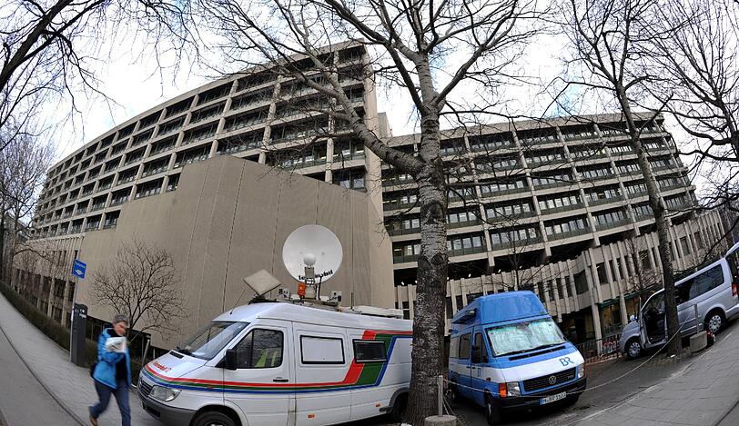 Übertragungsmobile stehen am Dienstag (17.01.2012) vor dem Strafjustizzentrum in München