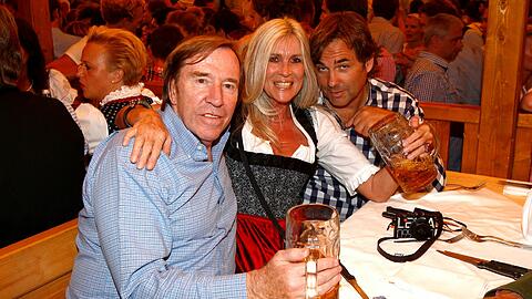Feiern das Wiesn-Finale im Schützenfestzelt: Günter Netzer mit Ehefrau Elvira und Jetsetter Hubertus von Hohenlohe (rechts).