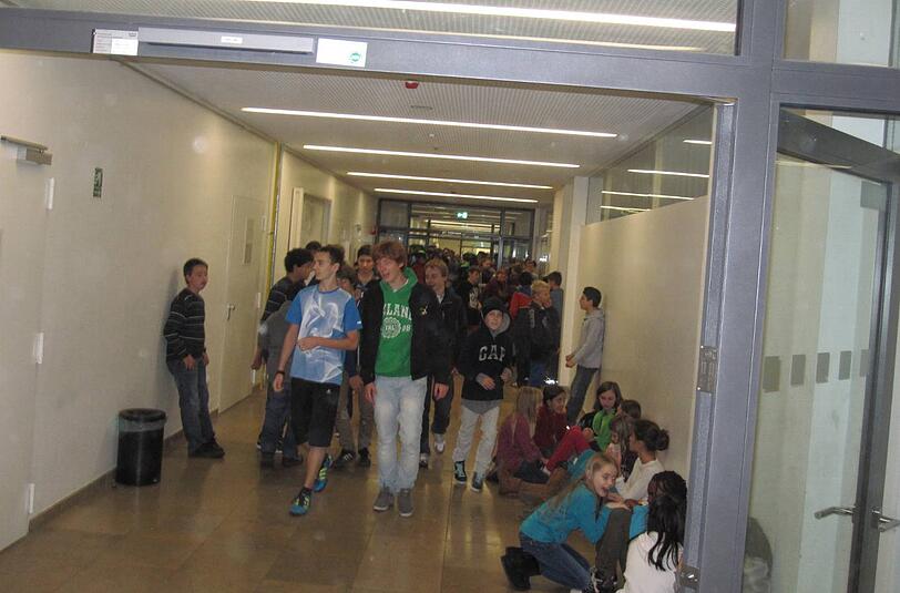 Lärm und Gedränge: Das erleben die Schüler im Asamgymnasium bei schlechtem Wetter, weil eine Pausenhalle fehlt.