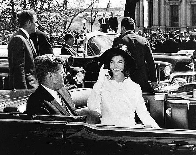 Auf offiziellen Fotos war er als liebender Ehemann und Familienvater zu sehen. Doch er war ein Lebemann. Drogen nahm er - und das nicht zu knapp. Und Affären hatte er auch zahlreiche. Die berühmteste: Marilyn Monroe.