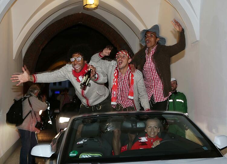 Zur Einstimmung auf die Meisterfeier: So feierte der FC Bayern im letzten Jahr die Meisterschaft. Die Kult-Bilder...