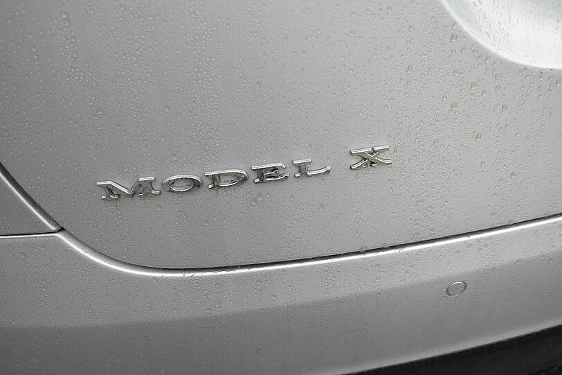 Das Model X von Tesla ist ein elegant-wuchtiges SUV mit sehr viel Platz, reinem Elektroantrieb und sehr viel Kraft. Die getestete Version 90D bringt es auf 422 PS - die Bilder.