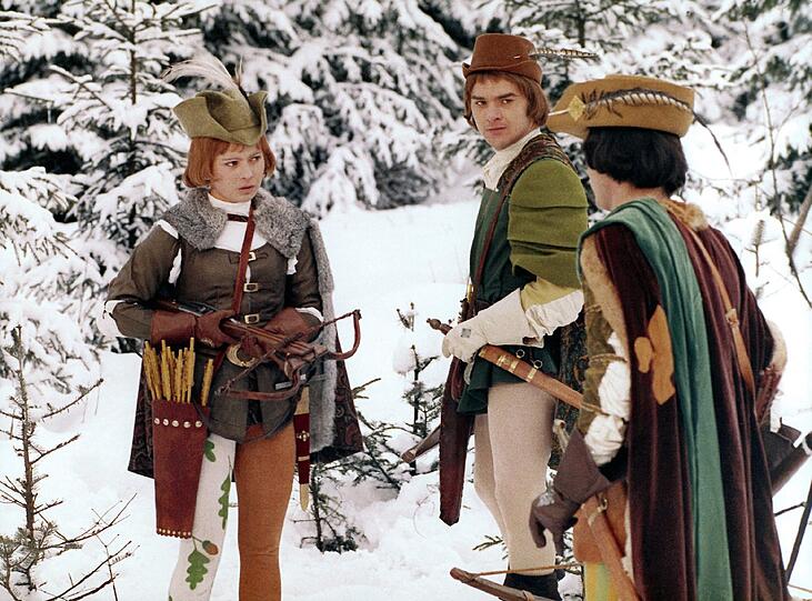 Als Jäger verkleidet, schießt Aschenbrödel (Libuse Safrankova) mit dem Prinzen (Pavel Travnicek, rechts) um die Wette.