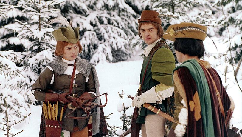 Als Jäger verkleidet, schießt Aschenbrödel (Libuse Safrankova) mit dem Prinzen (Pavel Travnicek, rechts) um die Wette. Als Jäger verkleidet, schießt Aschenbrödel (Libuse Safrankova) mit dem Prinzen (Pavel Travnicek, rechts) um die Wette.