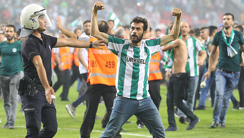 Hässliche Szenen im türkischen Supercup. Hässliche Szenen im türkischen Supercup.