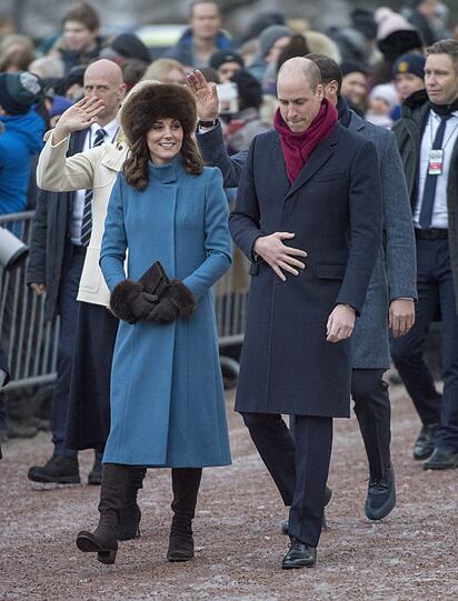 Herzogin Kate und Prinz William gehen durch den Ingrid Alexandra Skulpturenpark in Oslo. Fellmütze und dicke Handschuhe sollen Herzogin Kate warm halten.