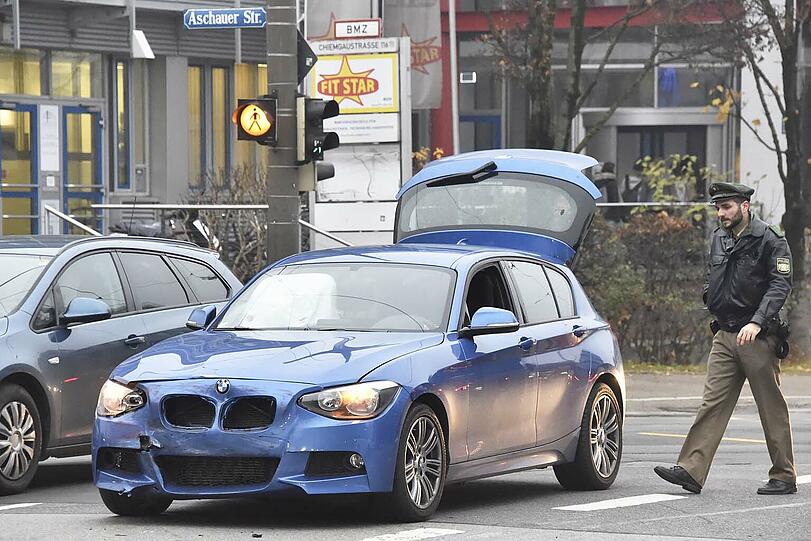 Auf der Kreuzung Chiemgaustraße/Pfälzer-Wald-Straße war ein BMW mit einem Piaggio Porter eines Rohrreinigungsbetriebs zusammengeprallt.