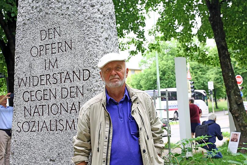 Wolfram Kastner am Gedenkstein des Widerstandsdenkmals. Die Stelen am Platz der Freiheit werden gepflegt und einige Portraittafeln von Personen gegen das Nazi-Regime ausgetauscht.