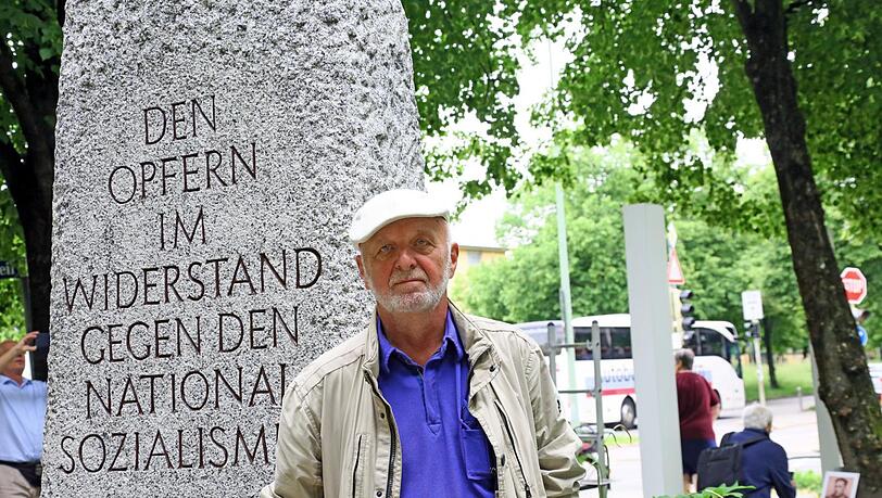 Wolfram Kastner am Gedenkstein des Widerstandsdenkmals. Die Stelen am Platz der Freiheit werden gepflegt und einige Portraittafeln von Personen gegen das Nazi-Regime ausgetauscht. Wolfram Kastner am Gedenkstein des Widerstandsdenkmals. Die Stelen am Platz der Freiheit werden gepflegt und einige Portraittafeln von Personen gegen das Nazi-Regime ausgetauscht.