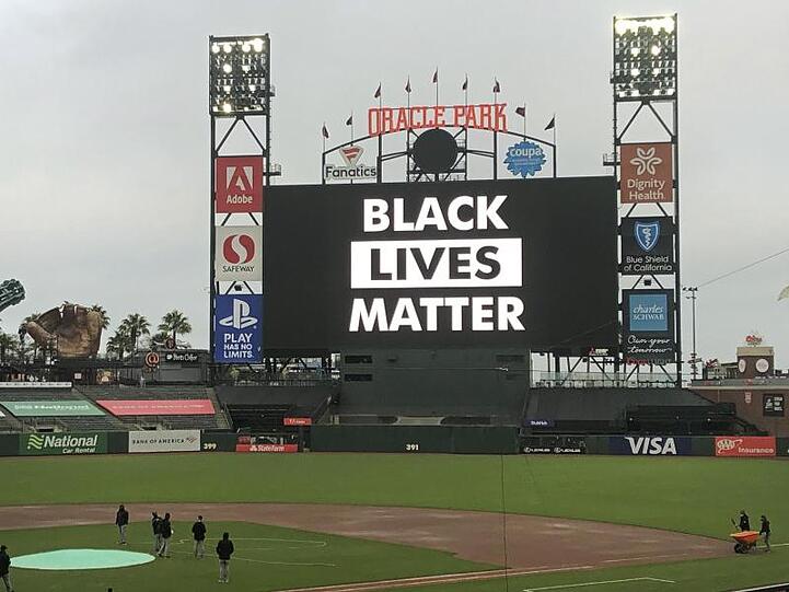 "Black Lives Matter" steht auf der Anzeigetafel im Oracle Park, nachdem das Baseballspiel zwischen den Los Angeles Dodgers und den San Francisco Giants abgesagt wurde.