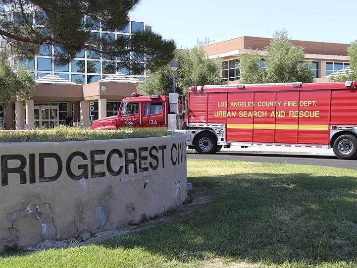 Ein Feuerwehrwagen des Los Angeles County Fire Department vor dem Rathaus von Ridgecrest.