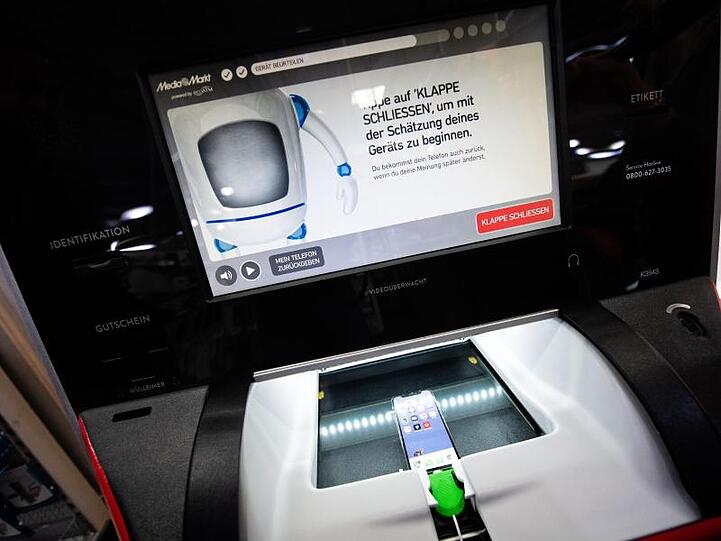 "EcoATM" in einer MediaMarkt-Filiale: In einem Pilotprojekt wird der Automat zum Ankauf alter Handys getestet. Der Wert des Handys wird in einer Geschenkkarte ausgezahlt.
