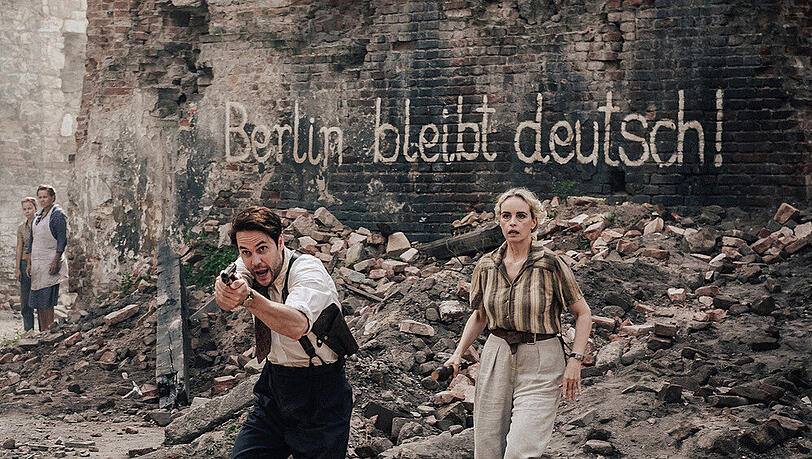 "Schatten der Mörder - Shadowplay": Max McLaughlin (Taylor Kitsch) kämpft an der Seite seiner Kollegin Elsie Garten (Nina Hoss) für Recht und Ordnung in den Straßen Berlins. "Schatten der Mörder - Shadowplay": Max McLaughlin (Taylor Kitsch) kämpft an der Seite seiner Kollegin Elsie Garten (Nina Hoss) für Recht und Ordnung in den Straßen Berlins.