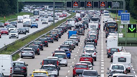 Stau-Sorgen: Um den Verkehr zumindest ein wenig zu entlasten, gilt am Feiertag ein Fahrverbot für Brummis über 7,5 Tonnen.