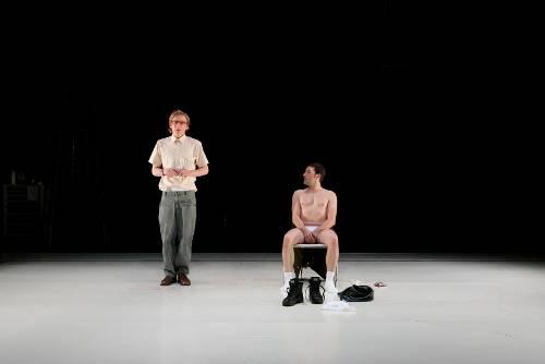 Verloren und entblößt: Marco Steeger (re.) spielt in Enrico Lübbes Neuinszenierung von &bdquo;Motortown&ldquo; die Hauptfigur, Ex-Soldat Danny (hier mit Philipp Niedersen).