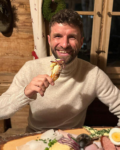 Bayerische Gem&uuml;tlichkeit: Thomas M&uuml;ller l&auml;sst es sich in seiner Heimat schmecken.