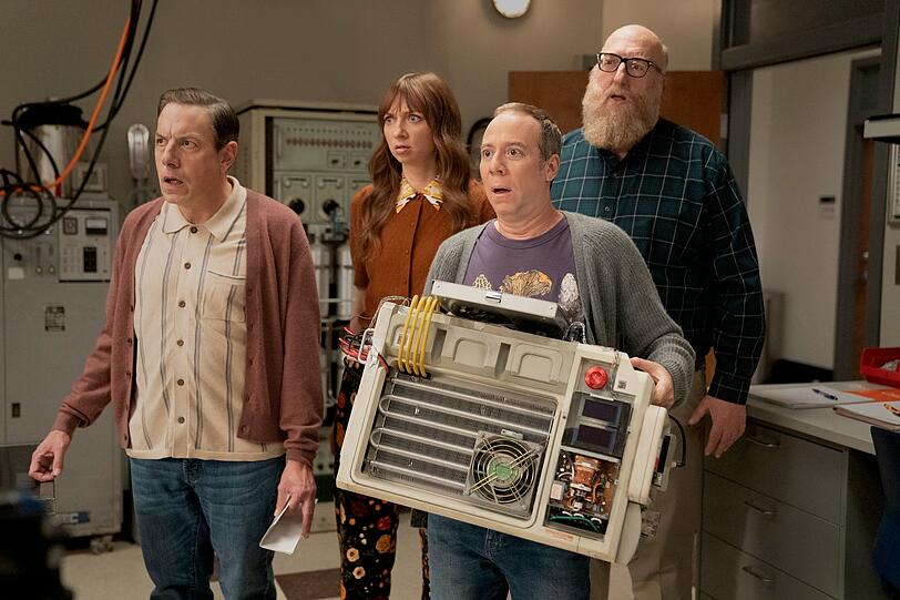 Mit "Stuart Fails To Save The Universe" haben die Serienschöpfer Chuck Lorre und Bill Prady ihre Erfolgssitcom "The Big Bang Theory" abgelegt: Darin stürzt der Comicladen-Besitzer Stuart Bloom (Kevin Sussman, vorne mit dem Gerät in der Hand) das Universum erst ins Chaos, bevor er es retten muss. Mit "Stuart Fails To Save The Universe" haben die Serienschöpfer Chuck Lorre und Bill Prady ihre Erfolgssitcom "The Big Bang Theory" abgelegt: Darin stürzt der Comicladen-Besitzer Stuart Bloom (Kevin Sussman, vorne mit dem Gerät in der Hand) das Universum erst ins Chaos, bevor er es retten muss.