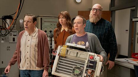 Mit "Stuart Fails To Save The Universe" haben die Seriensch&ouml;pfer Chuck Lorre und Bill Prady ihre Erfolgssitcom "The Big Bang Theory" abgelegt: Darin st&uuml;rzt der Comicladen-Besitzer Stuart Bloom (Kevin Sussman, vorne mit dem Ger&auml;t in der Hand) das Universum erst ins Chaos, bevor er es retten muss.